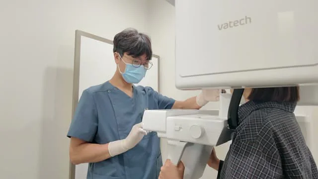 3D CT 영상으로 식립 위치를 계획하는 장면